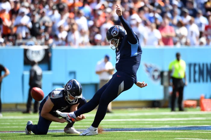 Tennessee Titans place kicker Nick Folk (6) kicks a field goal during the first half against the Cincinnati Bengals at Nissan Stadium.